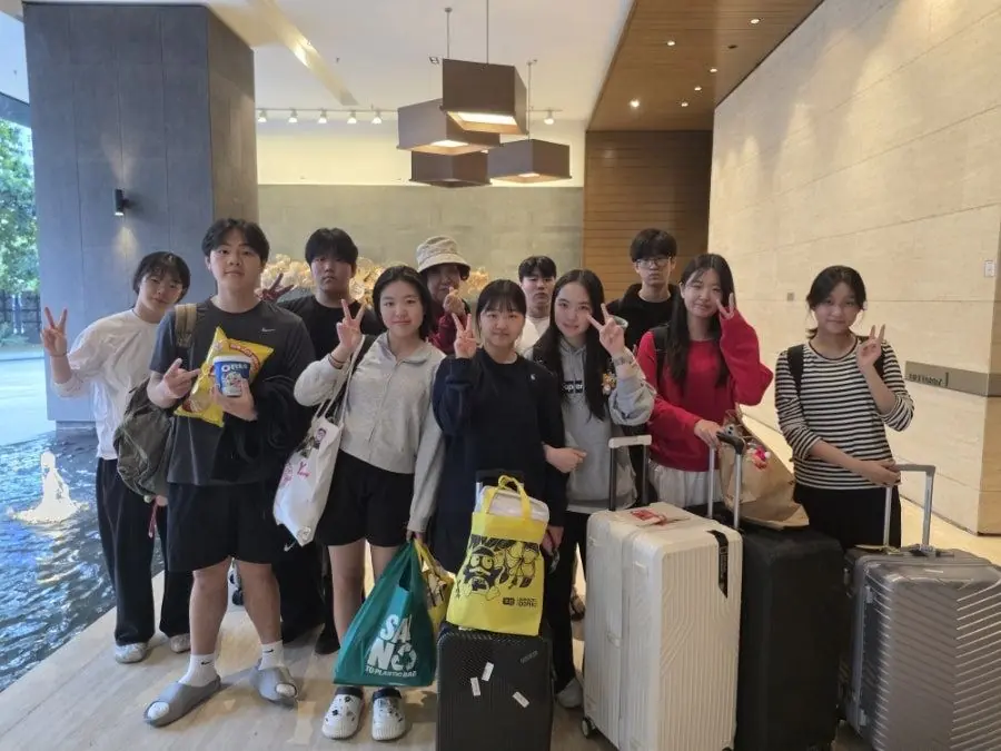 캐리어와 함께 도착한 학생들