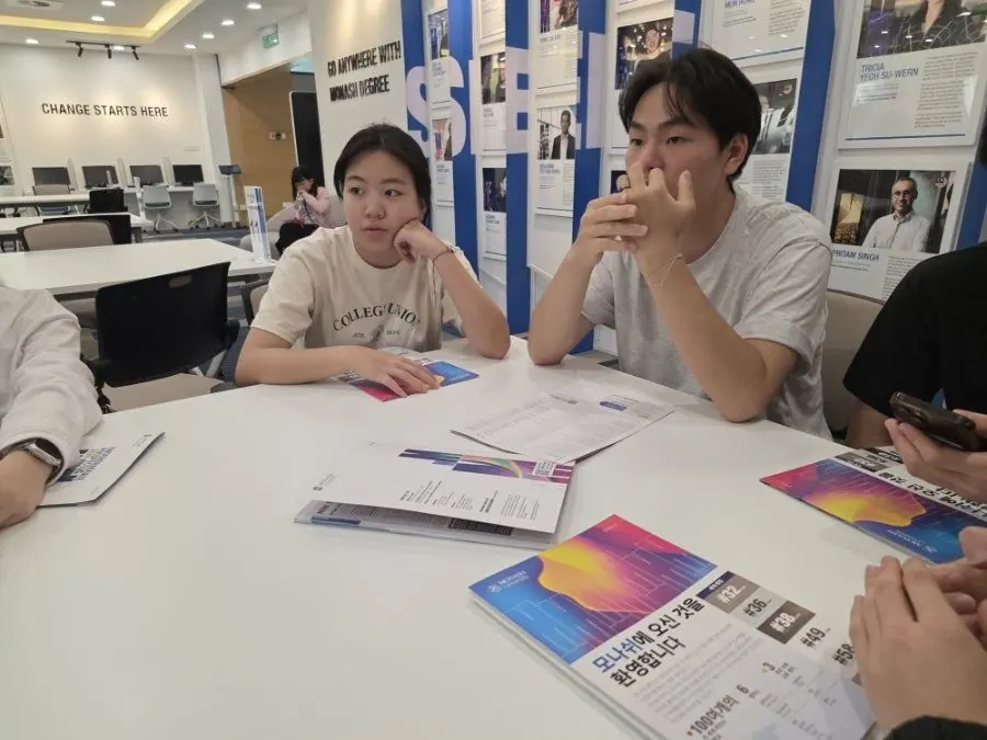 자료를 보며 상담하는 학생들